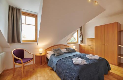 Lutzmannsburg House | DAS BURGENNEST - Familienchalet für 4-5 mit privatem Bademantelgang zur Therme