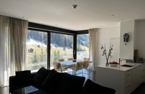 Kappl Apartment | Luxurious 3 bed, 3 bath Apmt w Pool