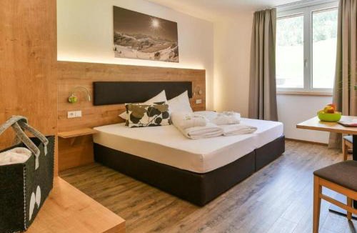 Klosterle Apartment | Majestic apartment in Klösterle with sauna on the Arlberg Met Terras
