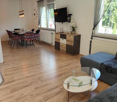 Sankt Martin an der Raab Apartment | Ferienwohnung Waldblick mit Balkon nahe Therme Loipersdorf