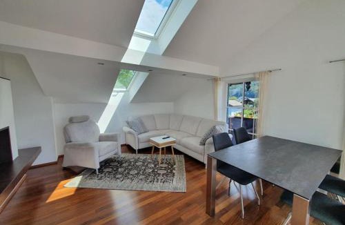 Mattsee Apartment | Exklusive Ferienwohnung LAKEVIEW in Bestlage Mattsee, beschattbare Dachterrasse mit Panoramablick über den See