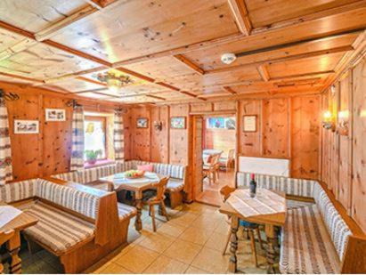 Runhof House | FERIENHAUS BERGBLICK 10-25 PERS Urig, echt & perfekt für Familien und Freunde Ideal für unvergessliche Tage mit traumhaftem Bergpanorama