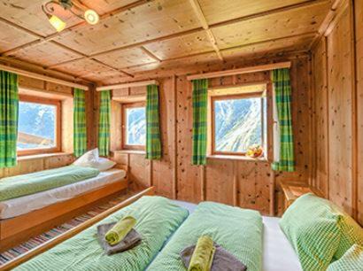 Runhof House | FERIENHAUS BERGBLICK 10-25 PERS Urig, echt & perfekt für Familien und Freunde Ideal für unvergessliche Tage mit traumhaftem Bergpanorama