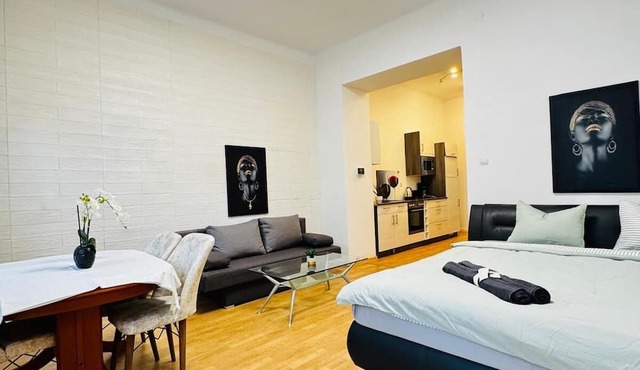 Lovely 2BR for 5 Peaceful Central Stay