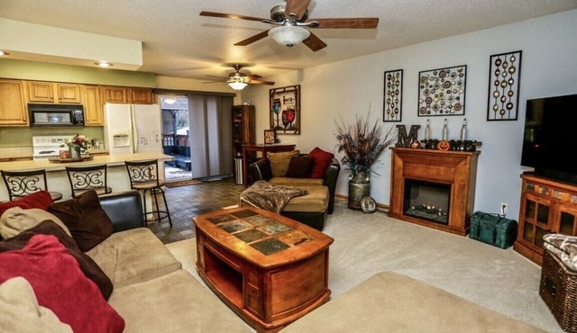 OurCozyOasis, Relax in the warmth of the fireplace in this homey upstairs. in Aberdeen