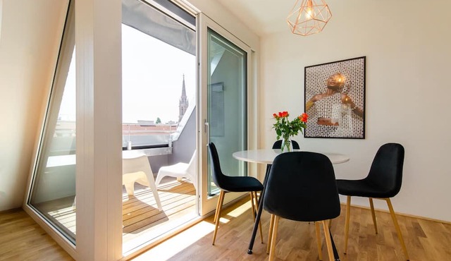 Sunny & Stylish | 5★ Location, ♛ King Bed, Balcony