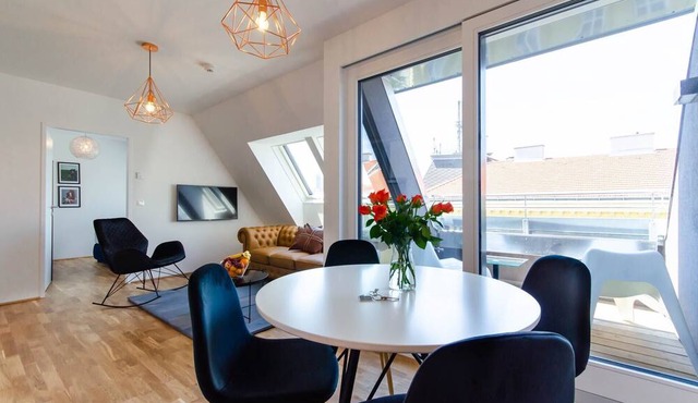 ★Contemporary & Private★ | City Views | ☀Balcony