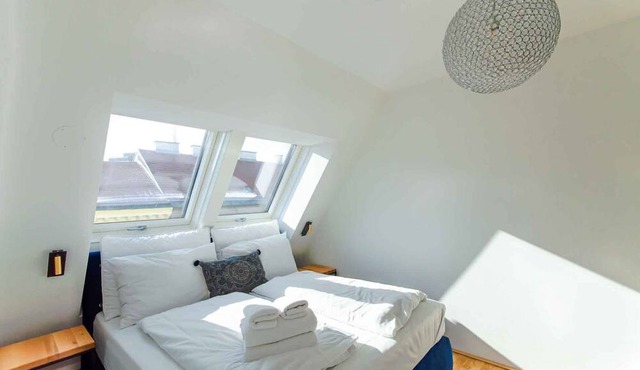 Luxurious & Cozy | Prime Location, ♛King Bed, View