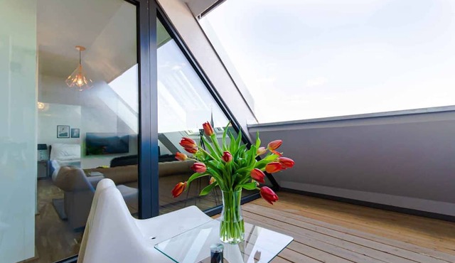 ★Cozy & Elegant★ | Near Danube, ♛King Bed, Balcony