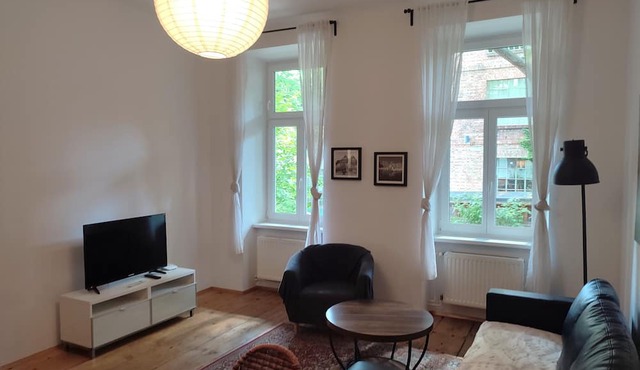 small apartment: close to the subway, quiet courtyard
