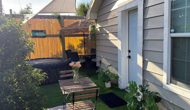 Private Hot Tub Guesthouse Tropical Casita Central Tampa Free Parking in Tampa
