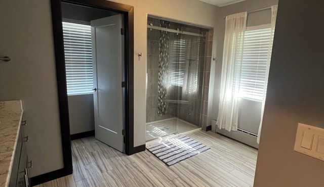 5 minute walk to Kinnick Stadium! Perfect GAMEDAY stay! Spacious 4-bedroom house in Iowa City