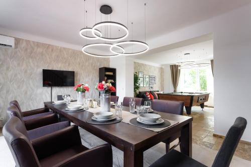 Luxury House with Pool, Garden, AC & Sauna near Vienna