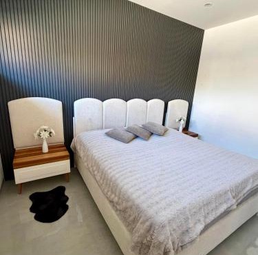 Design-Villa mit beheiztem Pool & stimmungsvoller Beleuchtung