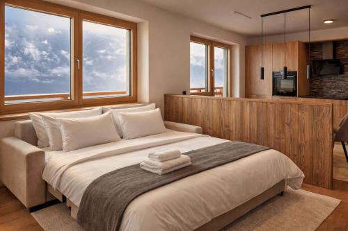 ALPENGLOW - Balcony & Incredible Mountain View