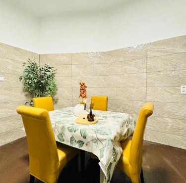 Spacious Private Rooms in 5BR Apartment for 10 Near Kaufpark Alterlaa