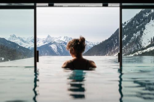 Wohlfühlhotel Hubertushof am Arlberg - Ski-In & Ski-Out - Sky Pool