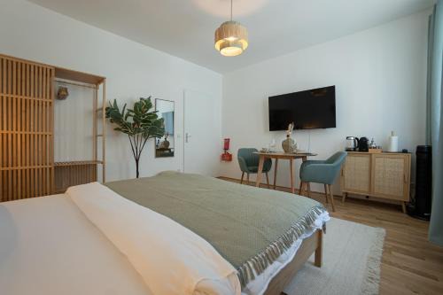 Bright Modern Studio in Center with a Queen Bed