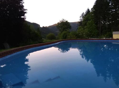 Pool, Pokale, Sauna, Billard, Kirche u. viel Natur